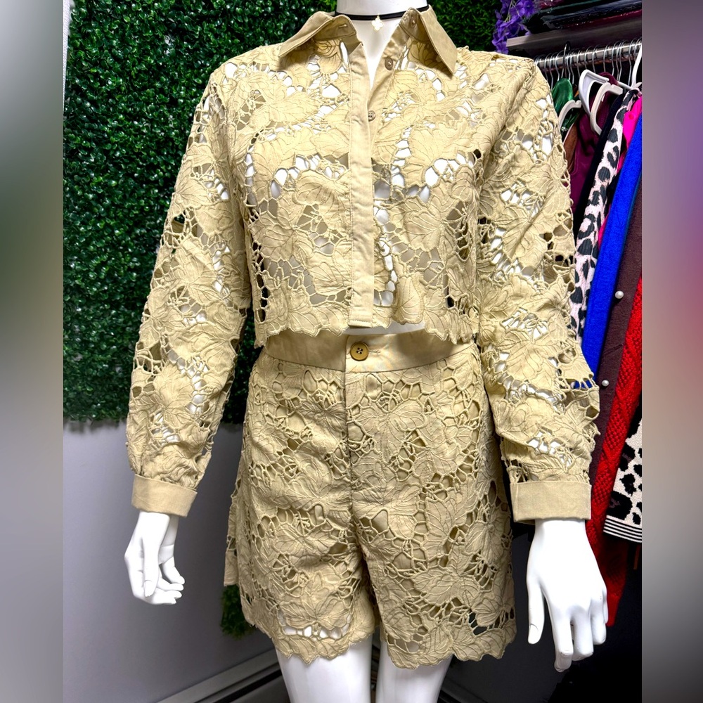 Beautiful two-piece set in lace - color camel .